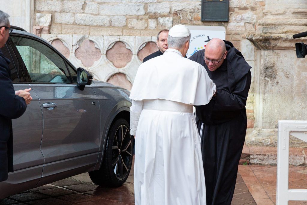 Papa Leone XIV incontra un frate del Sacro Convento a Santa Maria degli Angeli durante la sua visita in Umbria.