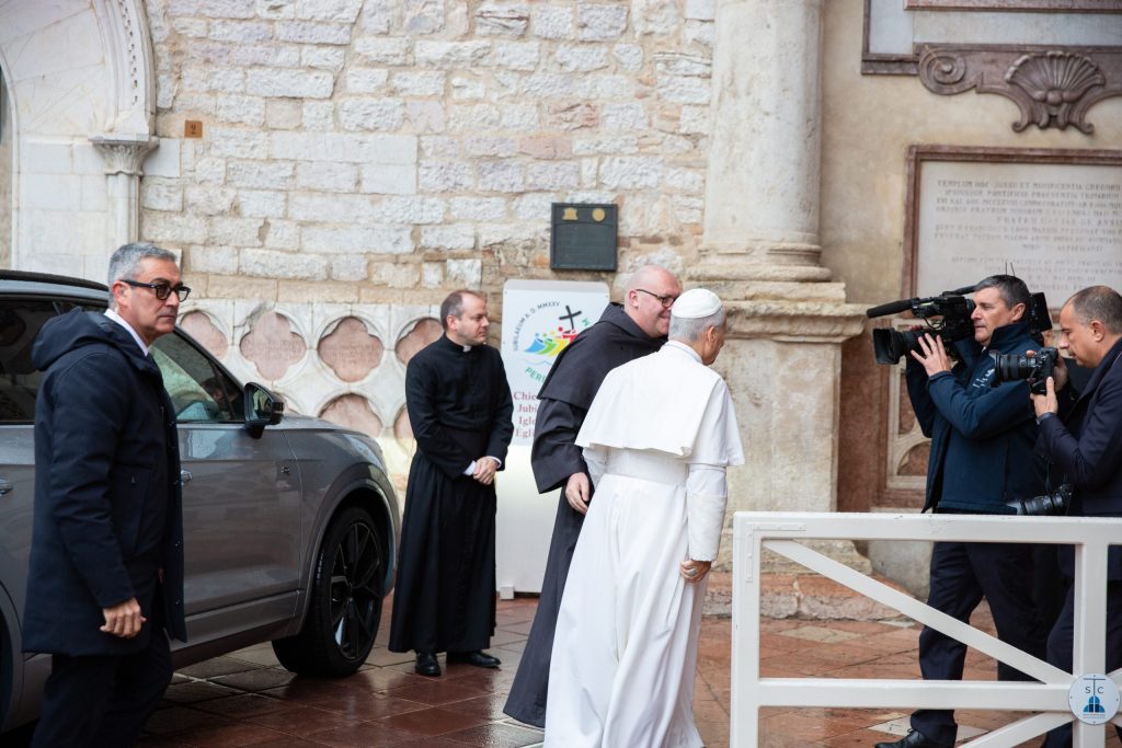 Il Papa Leone XIV arriva a Santa Maria degli Angeli, accolto da frati e reporter, in un clima di raccolta e preghiera.