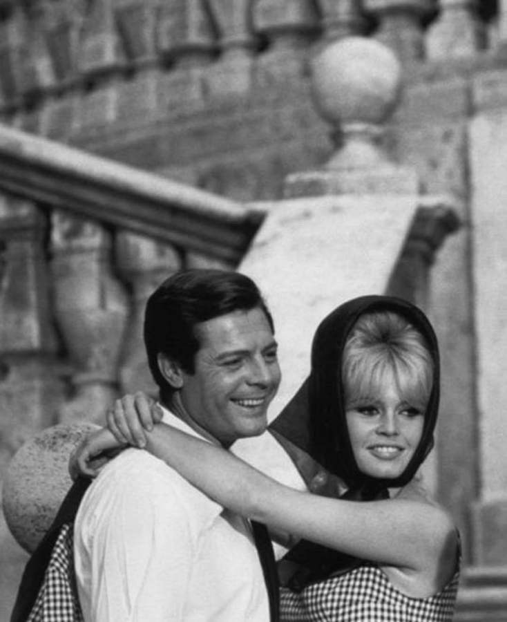 Brigitte Bardot e Marcello Mastroianni sorridono insieme sul set del film Vita Privata a Spoleto.