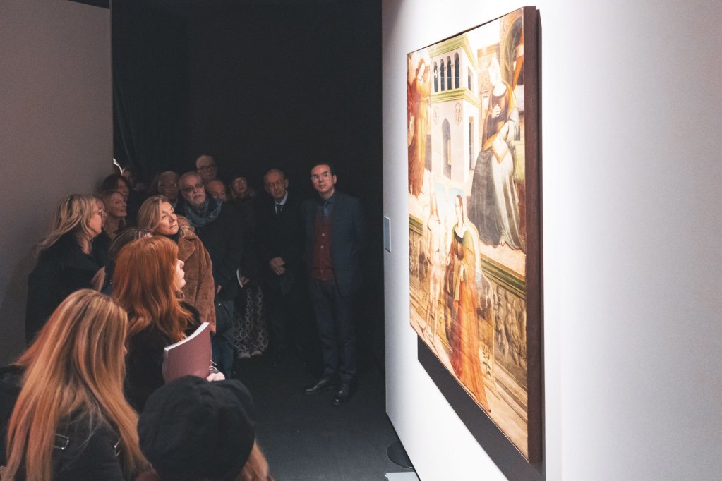Un gruppo di persone osserva un'opera d'arte durante una visita alla mostra _Collezione d’arte. Da Signorelli a Burri_ al palazzo Montani Leoni di Terni.