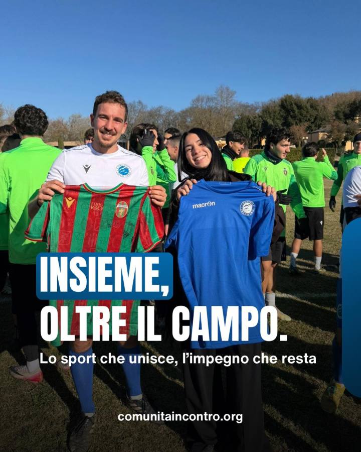 Due persone sorridenti in campo sportivo, una tiene una maglia rossonera e l'altra una maglia blu. Sullo sfondo, altri giocatori in divisa verde. Testo sovrapposto: 'INSIEME, OLTRE IL CAMPO. Lo sport che unisce, l'impegno che resta.'
