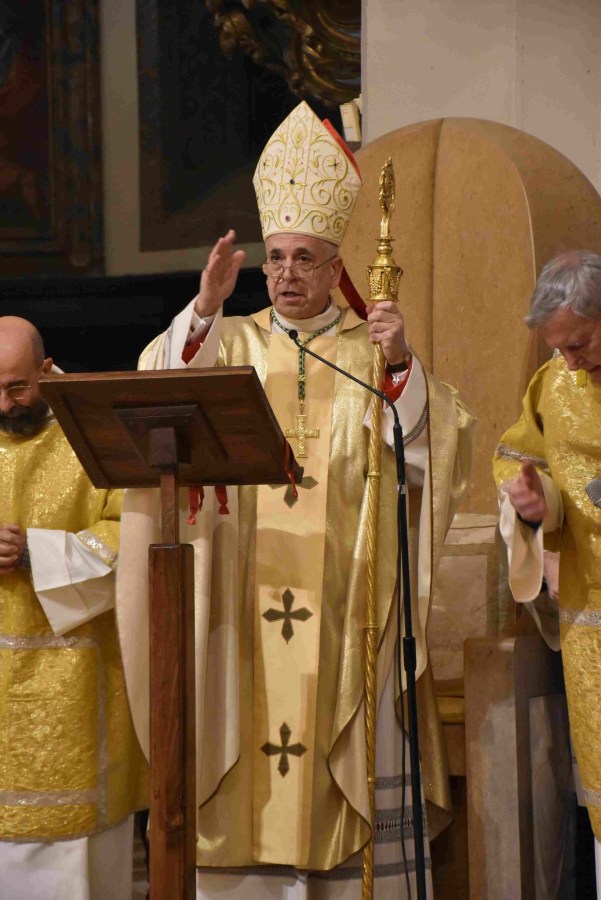 Il vescovo Francesco Antonio Soddu durante la messa di Natale nella cattedrale di Terni, mentre usa un bastone pastorale e benedice i presenti.