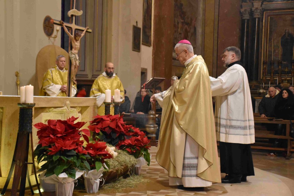Celebrazione della Santa Messa di Natale nella cattedrale di Terni, con il vescovo Francesco Antonio Soddu che presiede e benedice i presenti.