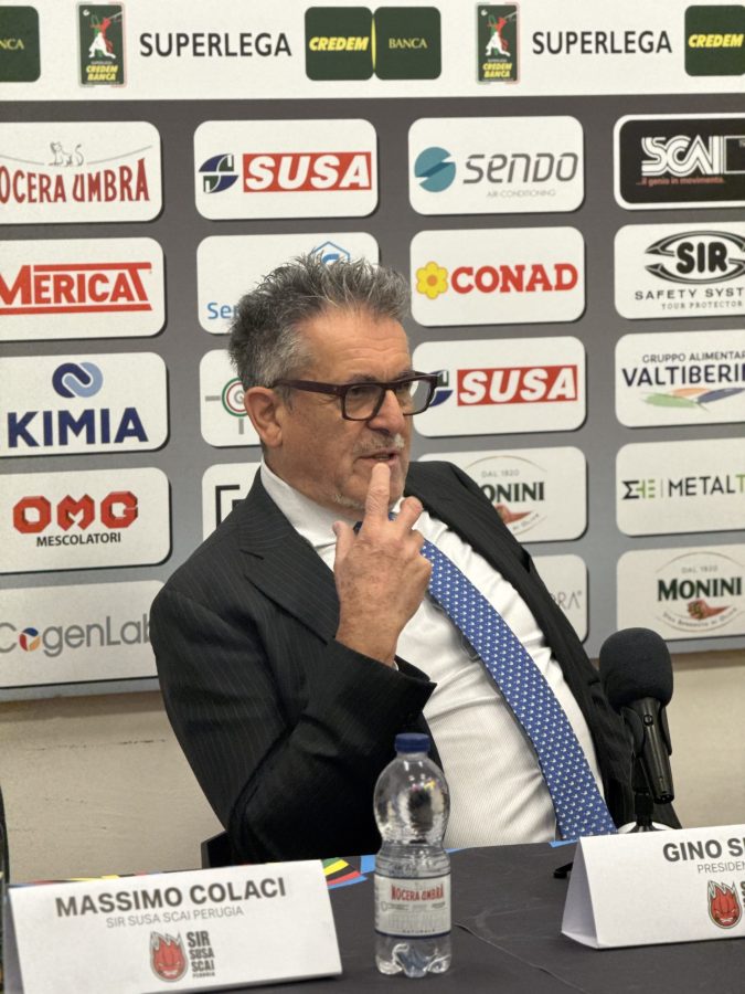 Gino Sirci, presidente della SIR Safety Perugia, durante la conferenza stampa, con un'espressione pensierosa, mentre discute del riconoscimento a Massimo Colaci, atleta simbolo del team.