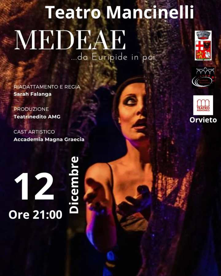 Locandina dello spettacolo 'Medeae... da Euripide in poi' al Teatro Mancinelli di Orvieto, con un'immagine centrale di un'attrice in costume che sembra esprimere emozione, circondata da elementi scenografici. Dettagli del titolo, della data e del cast sono visibili.