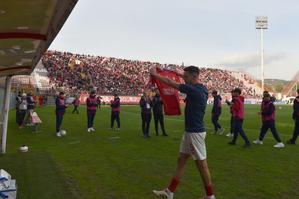 Perugia-Ternana Angella mostra la maglia dedicata a Renzo Luchini 7oz.-RIPRODUZIONE VIETATA