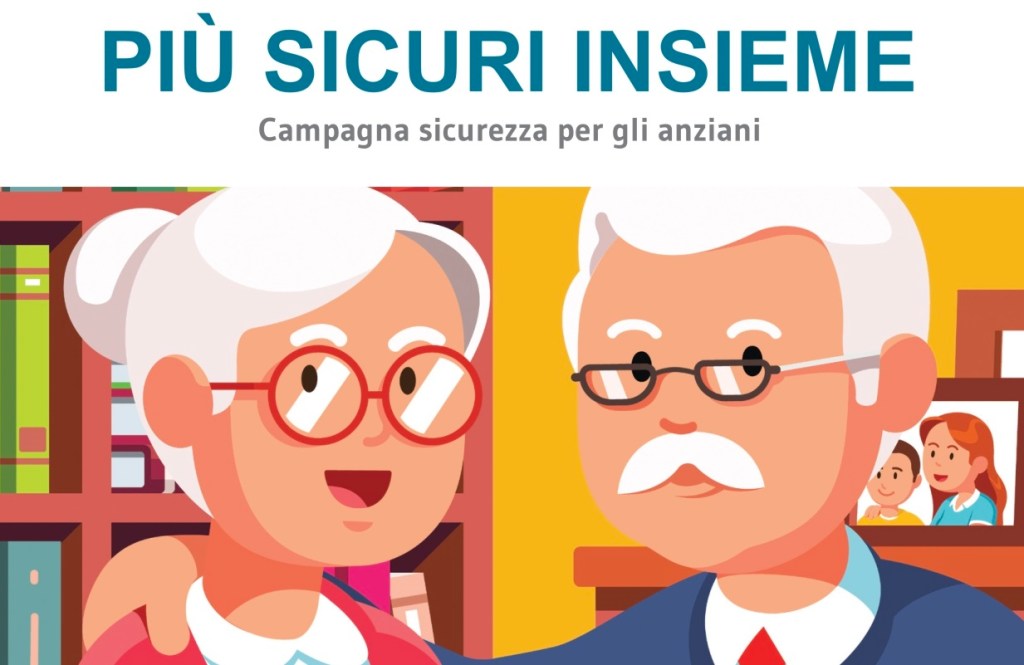 Illustrazione della campagna "Più Sicuri Insieme" con una coppia di anziani sorridenti, in un ambiente accogliente, circondati da libri e una foto di famiglia sullo sfondo.
