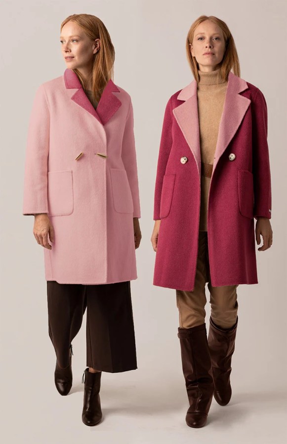 Due modelle indossano cappotti di lana in toni di rosa e bordeaux, posando in un contesto elegante.