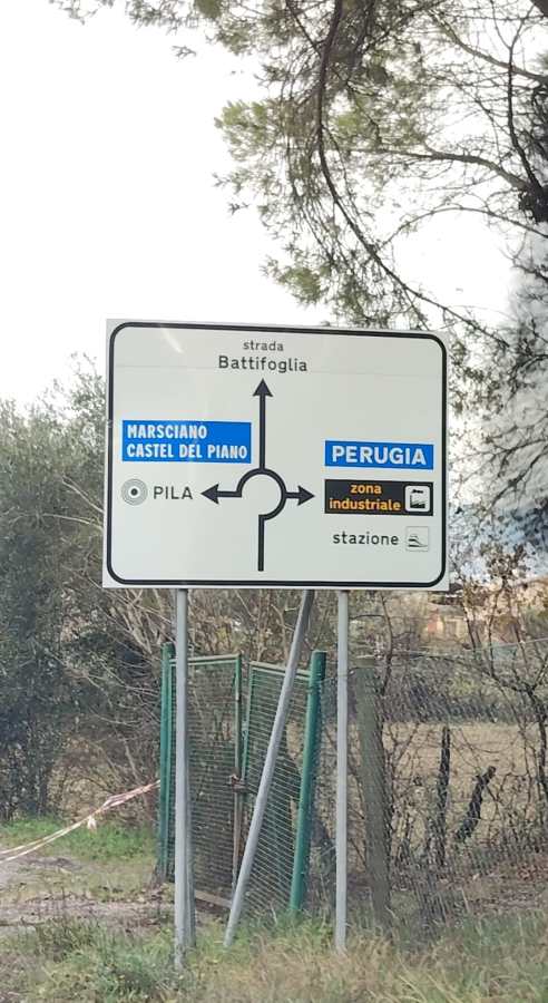 Insegna stradale indicante le direzioni per Marsciano, Castel del Piano e Perugia, situata all'incrocio vicino a Pila.