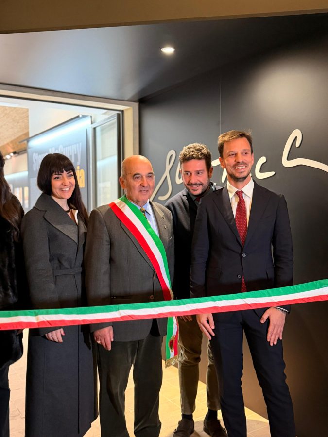 Inaugurazione della mostra di Steve McCurry a Montefalco, con il sindaco e altri rappresentanti, mentre stanno per tagliare il nastro.