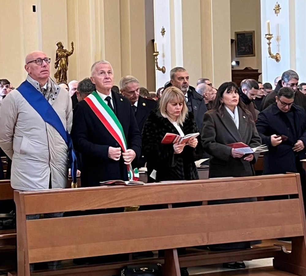 Partecipanti alla celebrazione del centenario di San Francesco nella Basilica di Santa Maria degli Angeli, durante un momento di raccoglimento.