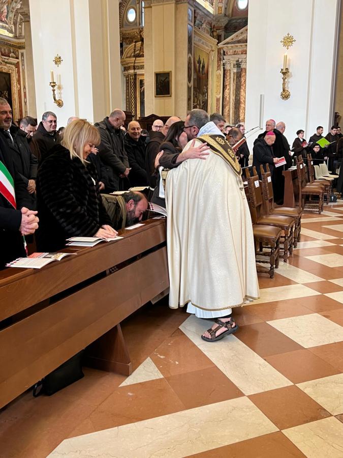 Un momento di abbraccio e saluto tra le autorità religiose e civili durante la celebrazione per l'Ottavo centenario della morte di San Francesco, nella Basilica di Santa Maria degli Angeli.