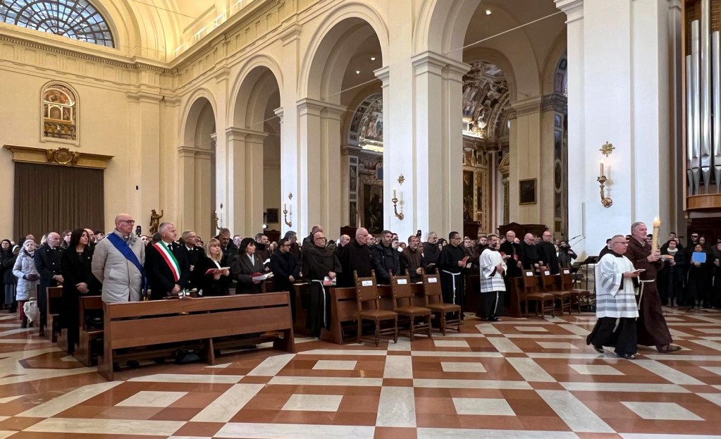 Cerimonia liturgica nella Basilica di Santa Maria degli Angeli con partecipazione di religiosi e autorità, in occasione dell'Ottavo centenario della morte di San Francesco.