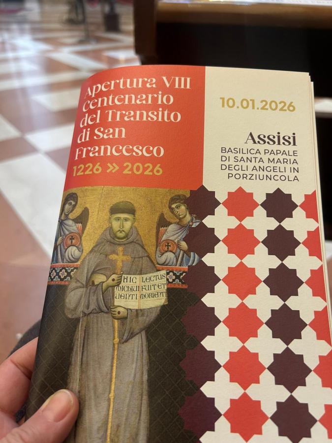 Copertura di un opuscolo per l'apertura dell'Ottavo centenario del Transito di San Francesco, con immagini di San Francesco e angeli, datato 10.01.2026, presso la Basilica di Santa Maria degli Angeli in Porziuncola.