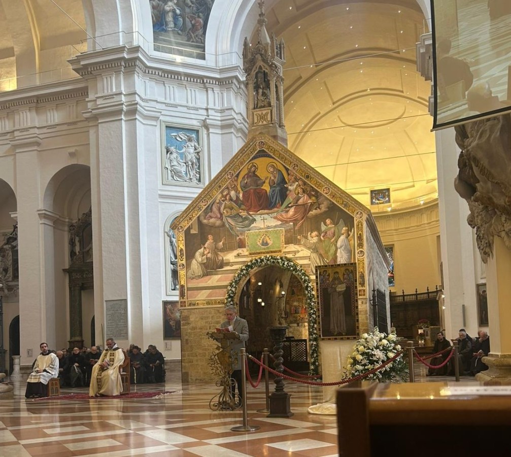 Interno della Basilica di Santa Maria degli Angeli durante la celebrazione del Ottavo centenario della morte di San Francesco, con il portico decorato e diverse autorità religiose e civili presenti.