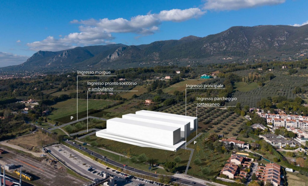 Rendering del nuovo ospedale Santa Maria a Terni, con indicazioni per gli ingressi e il parcheggio sotterraneo, circondato da un paesaggio collinare.