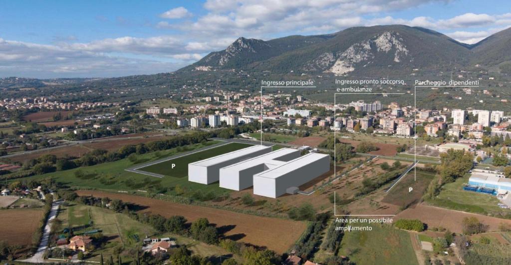 Rendering del nuovo ospedale di Terni con vista panoramica, evidenziando le aree di ingresso e parcheggio circondate da un paesaggio collinare.