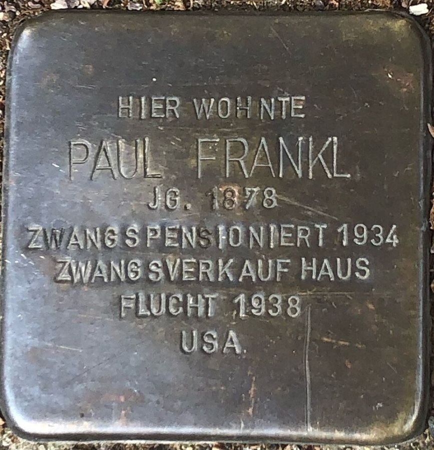 A memorial plaque honoring Paul Frankl, born in 1878, detailing his forced pensioning in 1934, forced sale of his house, and escape in 1938 to the USA, inscribed in German.