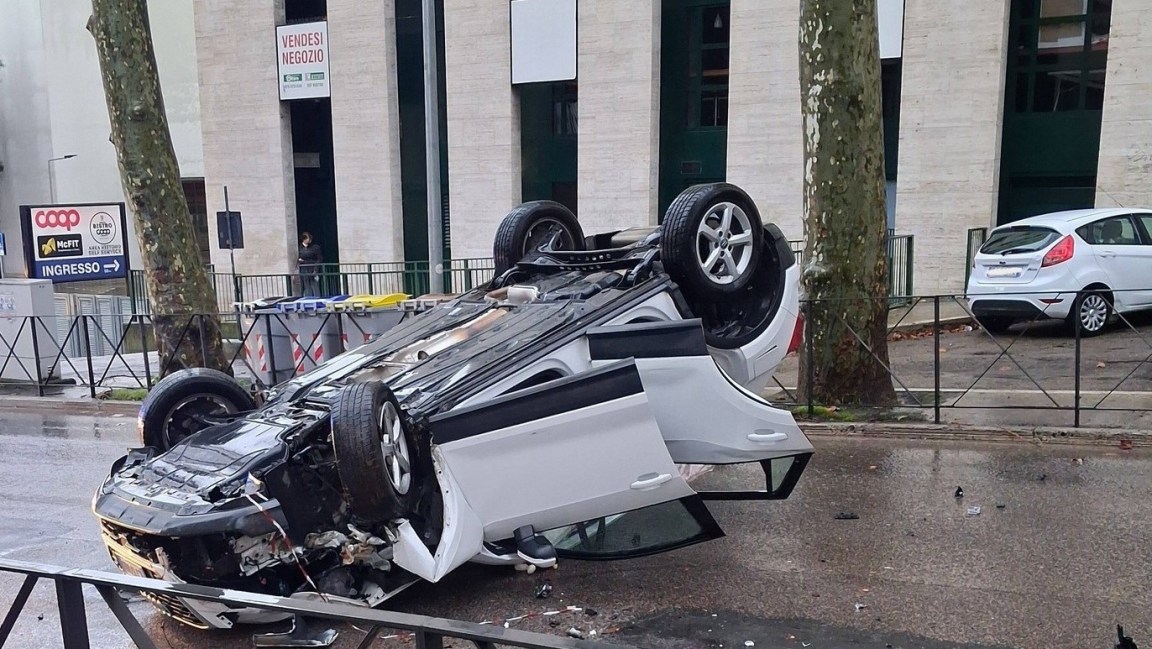 Auto ribaltata in via Angeloni (foto da Facebook/Progetto Fontivegge)