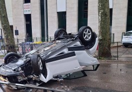 Auto ribaltata in via Angeloni (foto da Facebook/Progetto Fontivegge)