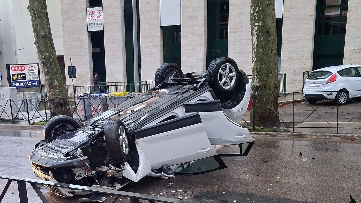 Auto ribaltata in via Angeloni (foto da Facebook/Progetto Fontivegge)