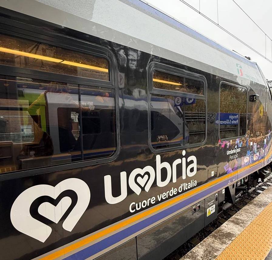 Treno elettrico Minuetto in livrea dedicata alla promozione turistica dell'Umbria, con il logo 'Umbria Cuore verde d'Italia' sulla fiancata.