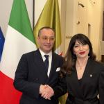 La stretta di mano tra il rettore Marianelli e la presidente Proietti (foto Tommaso Benedetti)