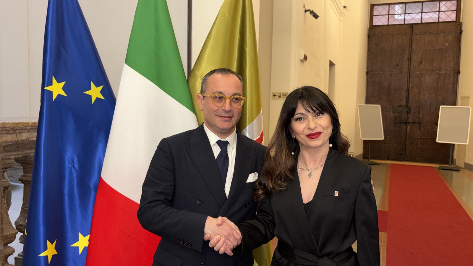 La stretta di mano tra il rettore Marianelli e la presidente Proietti (foto Tommaso Benedetti)