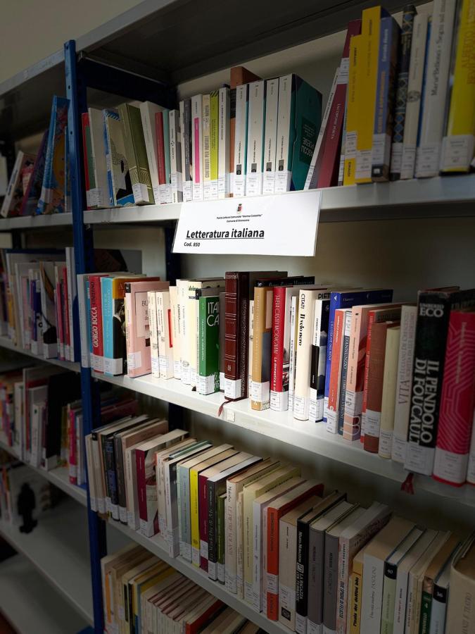 Bookshelves filled with Italian literature books, featuring a sign labeled 'Letteratura italiana' with the code 850.