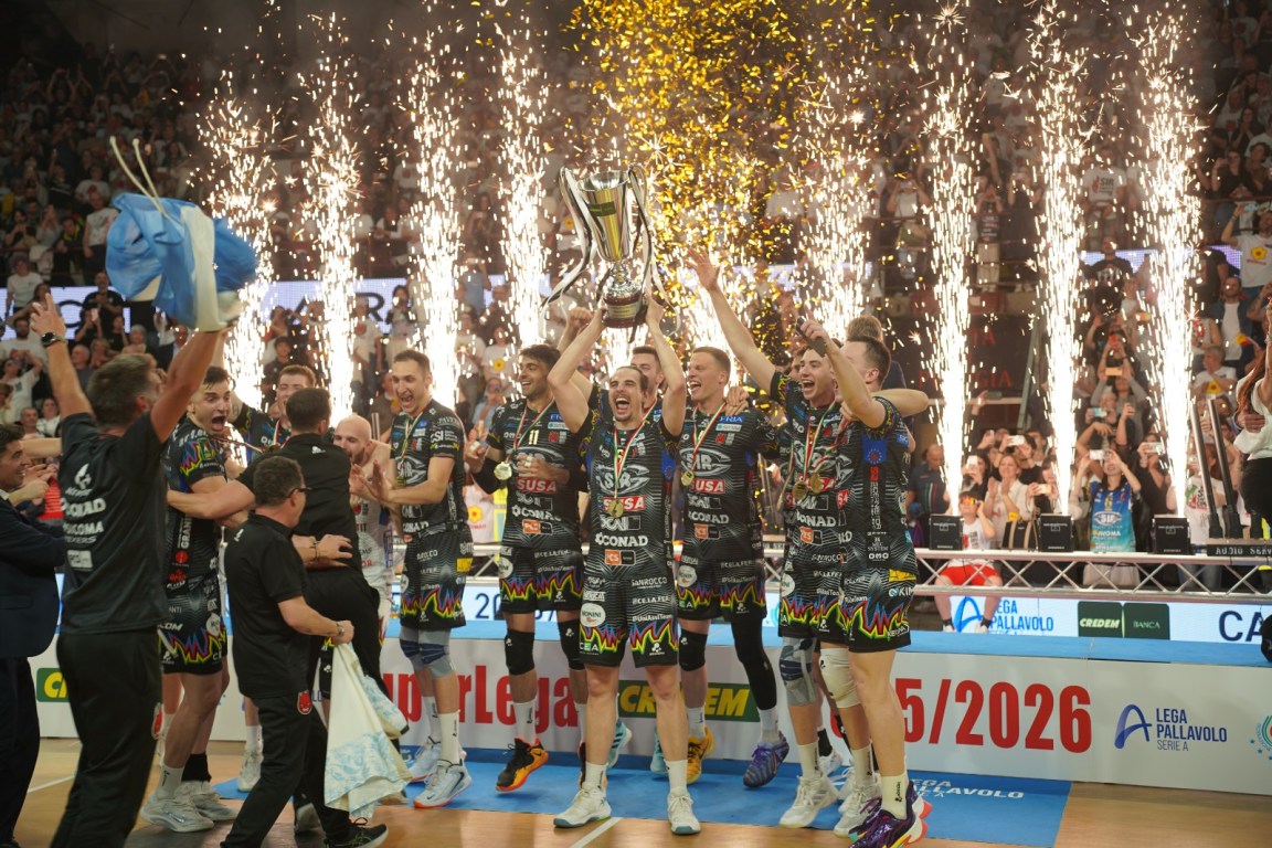 La Sir festeggia la conquista dello scudetto (foto Tommaso Benedetti)