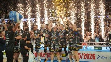 La Sir festeggia la conquista dello scudetto (foto Tommaso Benedetti)