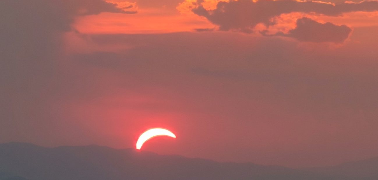 L'eclissi parziale di Sole dal monte Serrasanta (foto da Facebook-Stazione meteorologica di Palazzo Mancinelli)