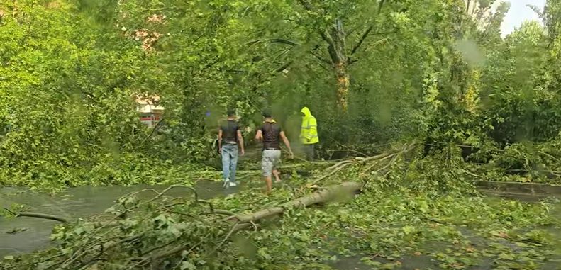 Il nubifragio in via Cortonese (foto Franco Prevignano da Facebook)