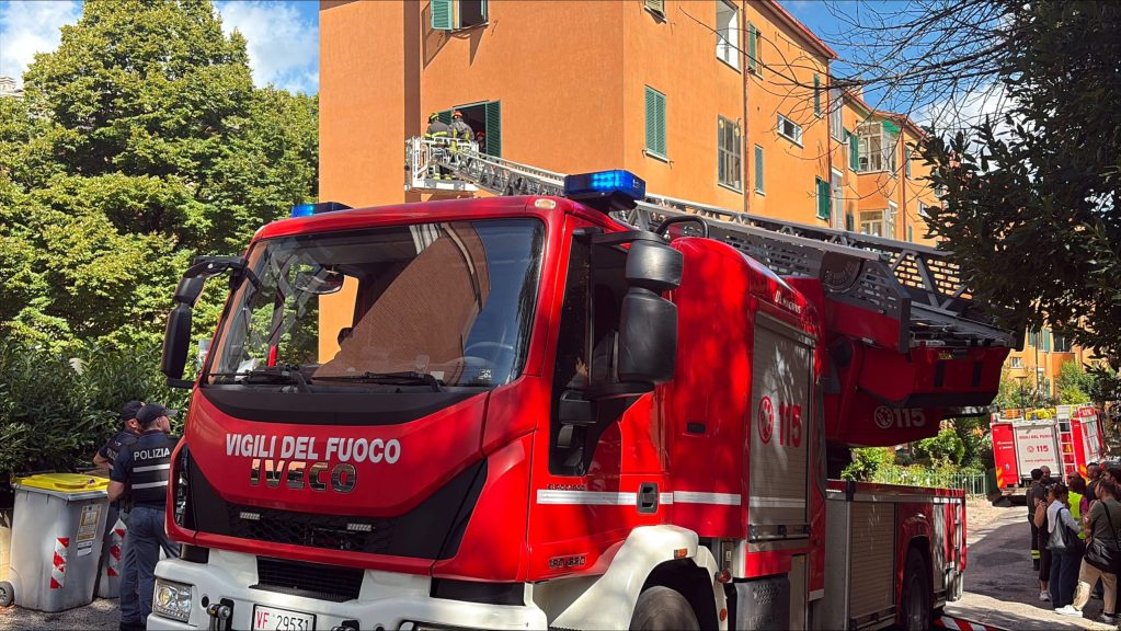 I vigili del fuoco al lavoro (foto Tommaso Benedetti)