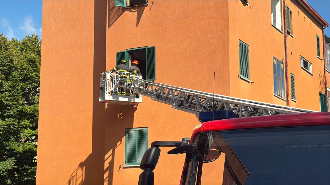 I vigili del fuoco al lavoro (foto Tommaso Benedetti)