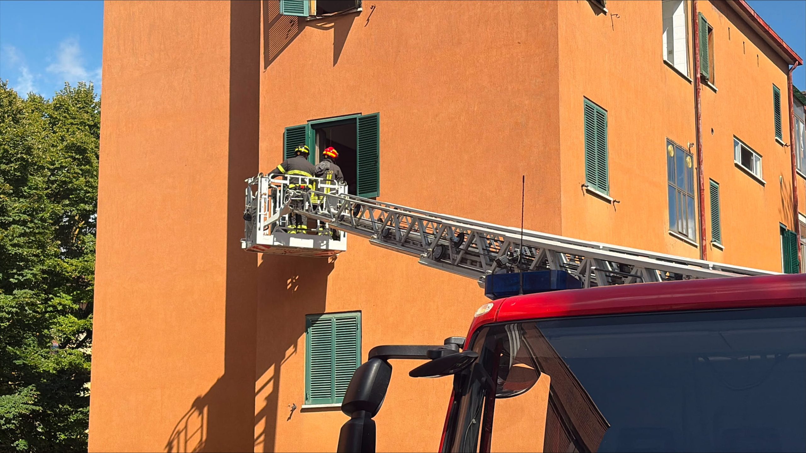 I vigili del fuoco al lavoro (foto Tommaso Benedetti)