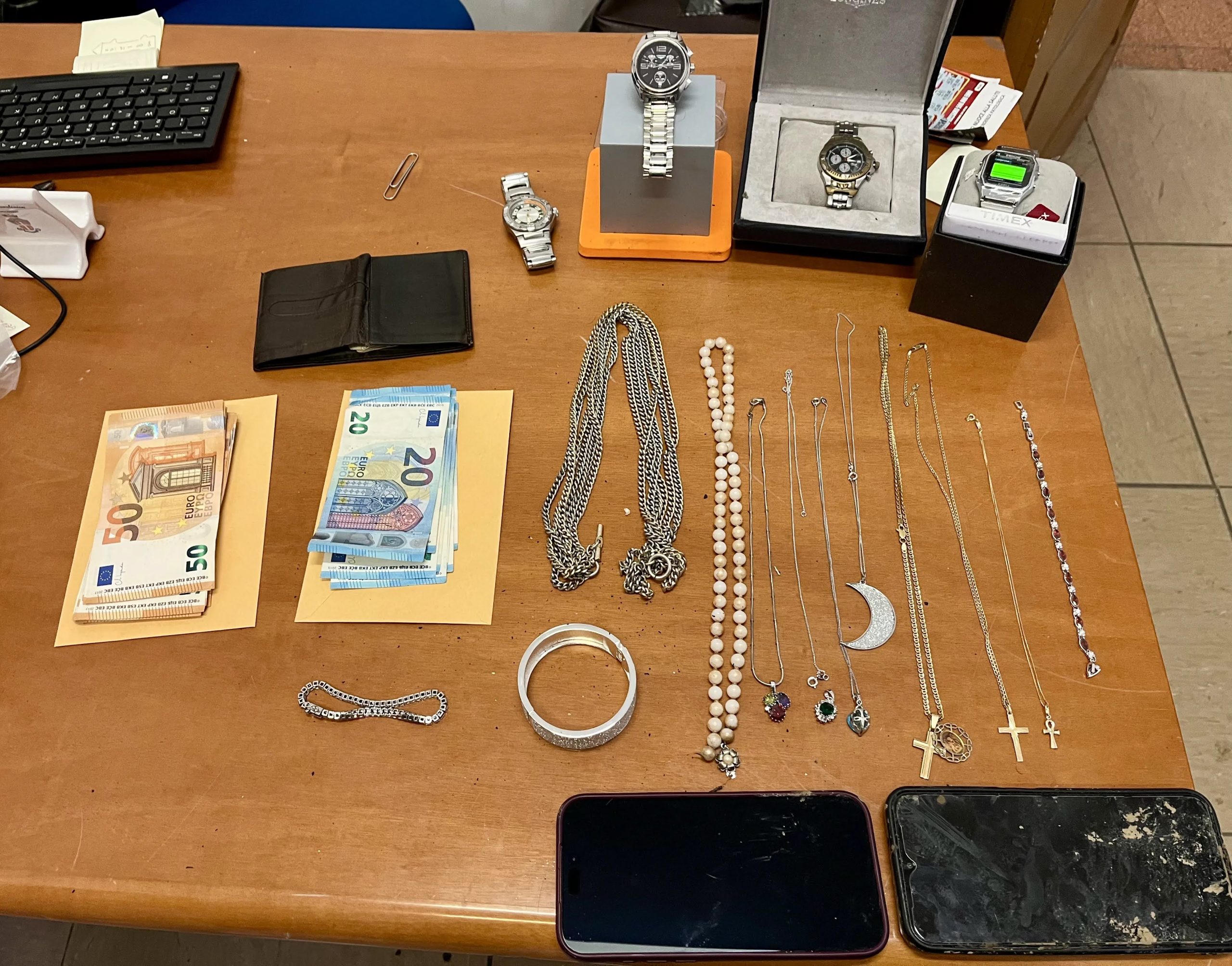 Denaro, monili e quattro orologi recuperati nella fotografia pubblicata da Umbria7