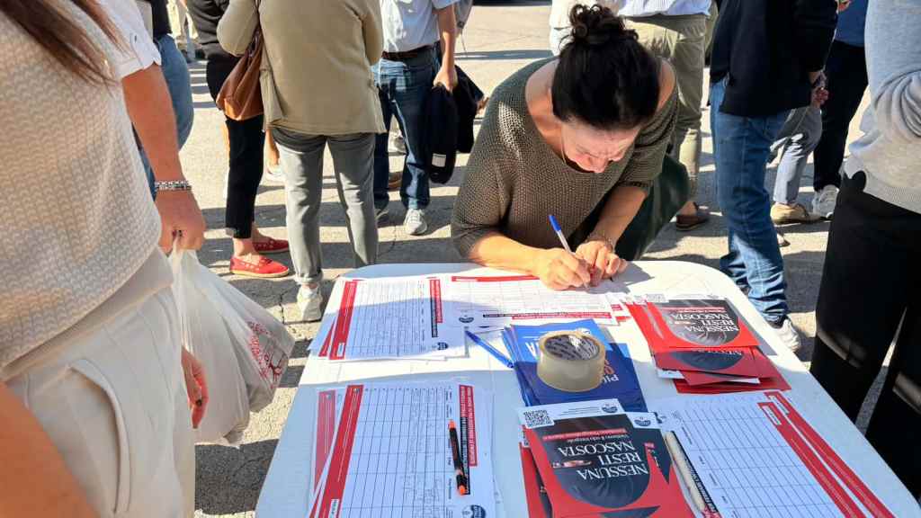 La raccolta firme di FdI a Pian di Massiano (foto Tommaso Benedetti)