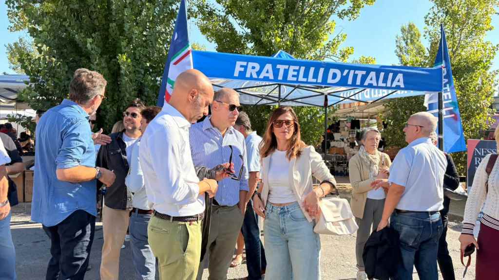 La raccolta firme di FdI a Pian di Massiano (foto Tommaso Benedetti)